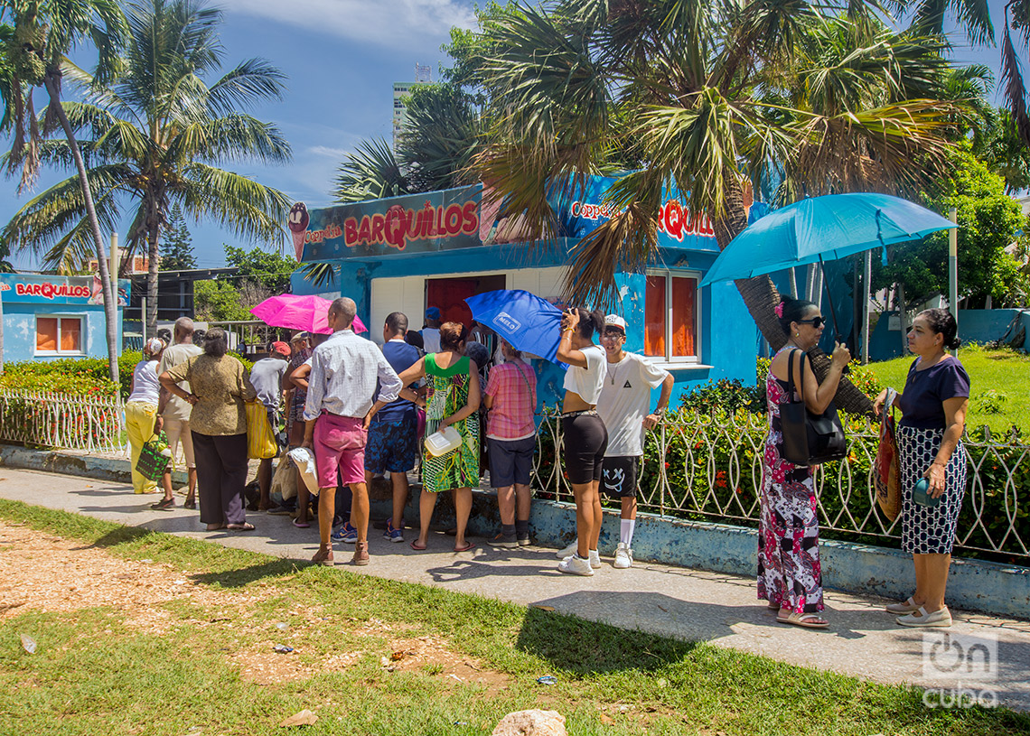 Uno de los lugares más visitados por las personas en verano es la heladería Coppelia del Vedado. Foto: Otmaro Rodríguez.