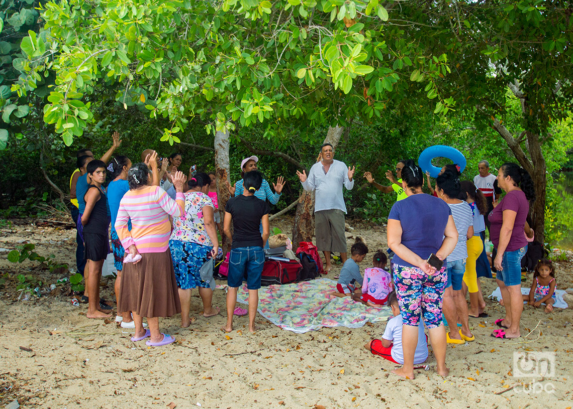 Alabanza de cristianos en la Playa de Bacuranao. Foto: Otmaro Rodríguez.