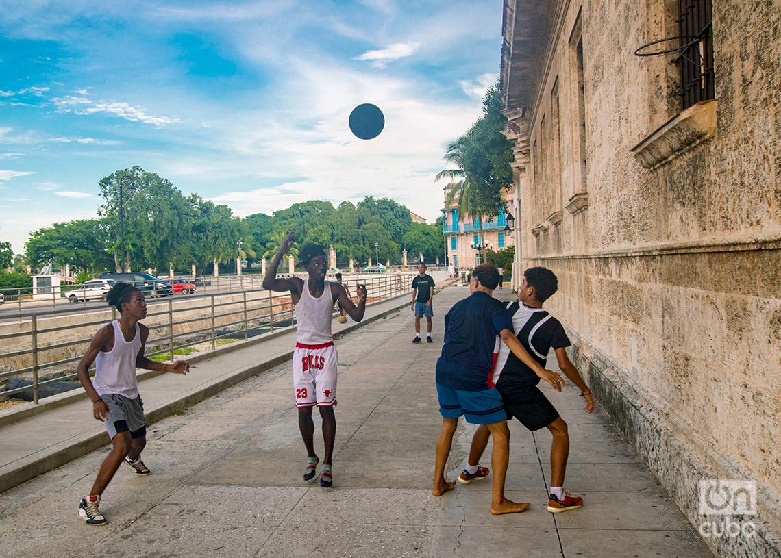 Jóvenes practicando deportes en las tardes del verano de 2024. Foto: Otmaro Rodríguez.