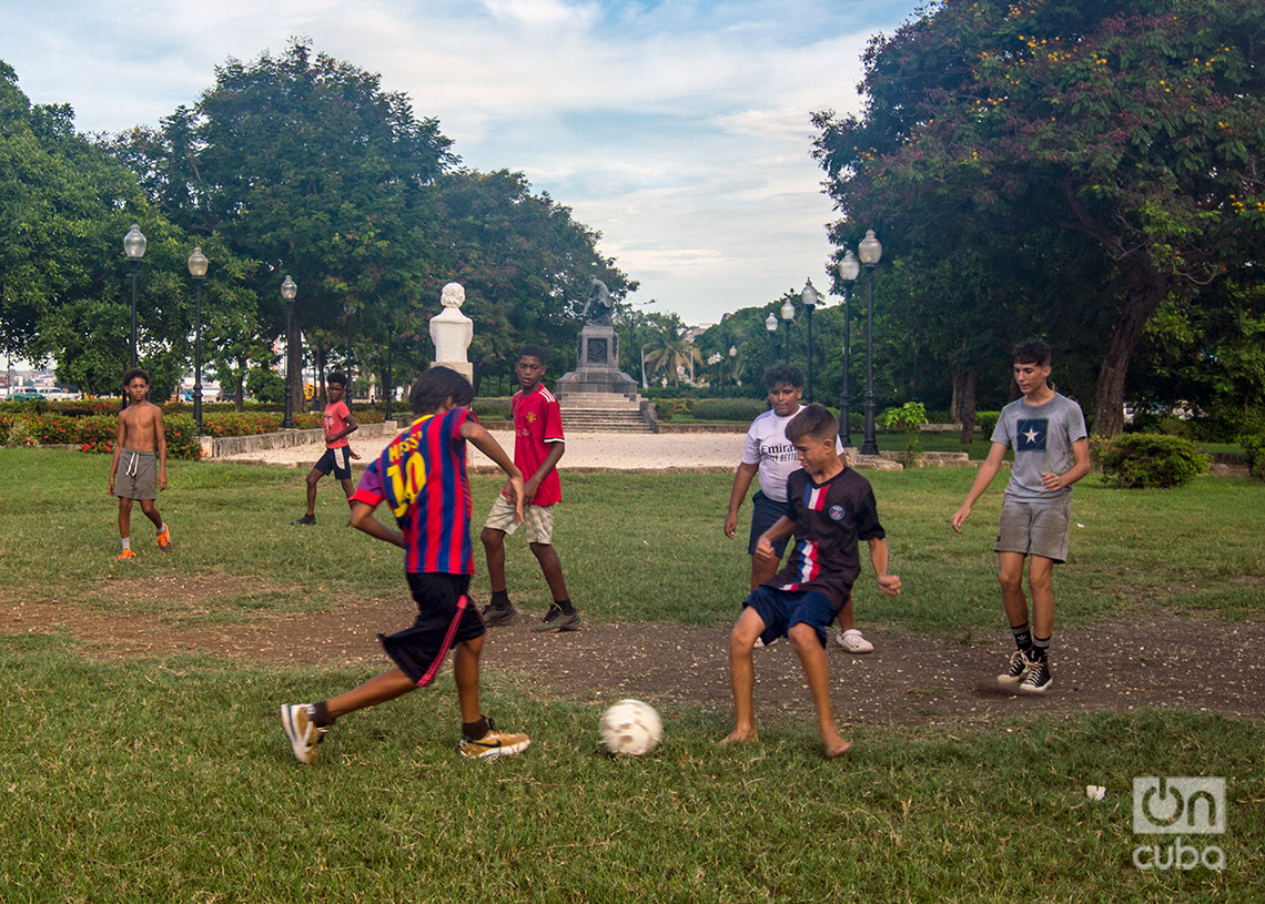 Niños jugando fútbol en el verano de 2024. Foto: Otmaro Rodríguez.