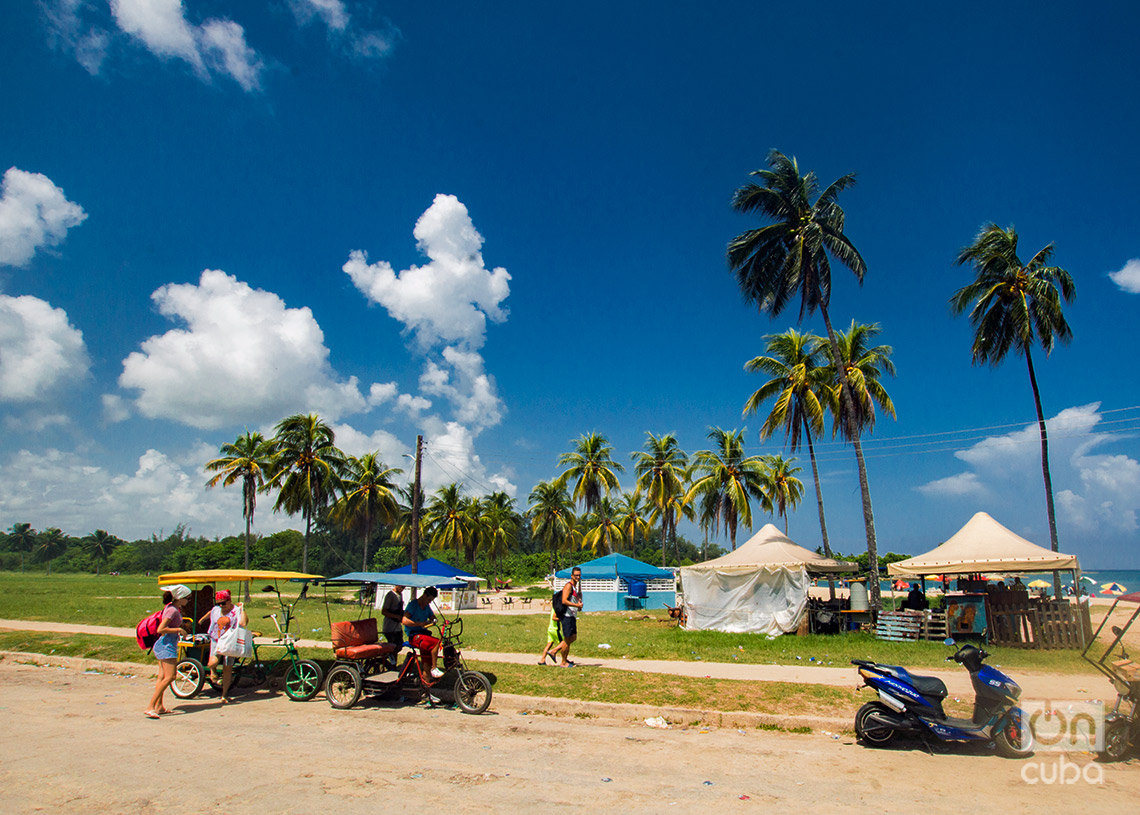 Quioscos particulares y estatales de comida en la playa de Bacuranao, al este de La Habana. Foto: Otmaro Rodríguez.