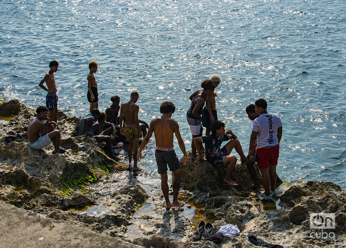 Adolescentes se bañan en la costa habanera, en el verano de 2024. Foto: Otmaro Rodríguez.