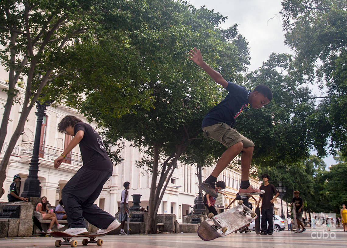 Adolescentes saltando con patineta en el Paseo del Prado de La Habana, en el verano de 2024. Foto: Otmaro Rodríguez.