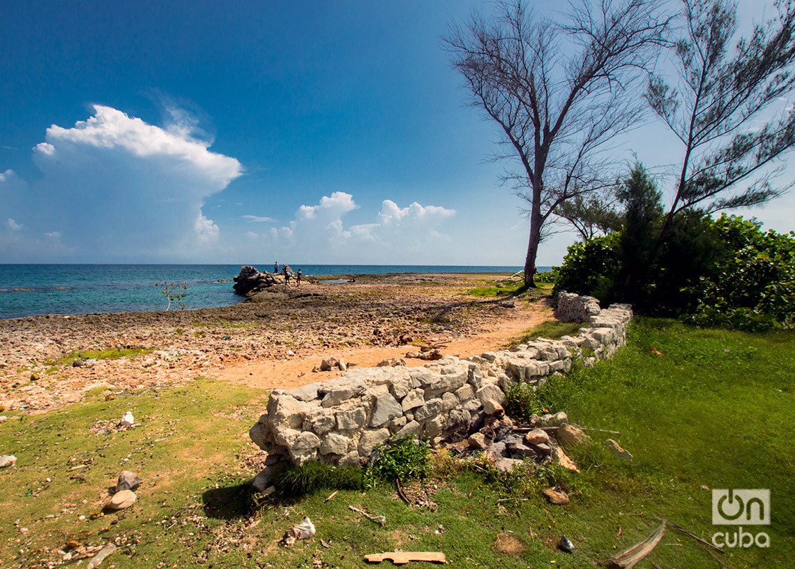 Restos del muro que bordeaba la poceta de Bacuranao en Celimar, La Habana del Este. Foto: Otmaro Rodríguez.