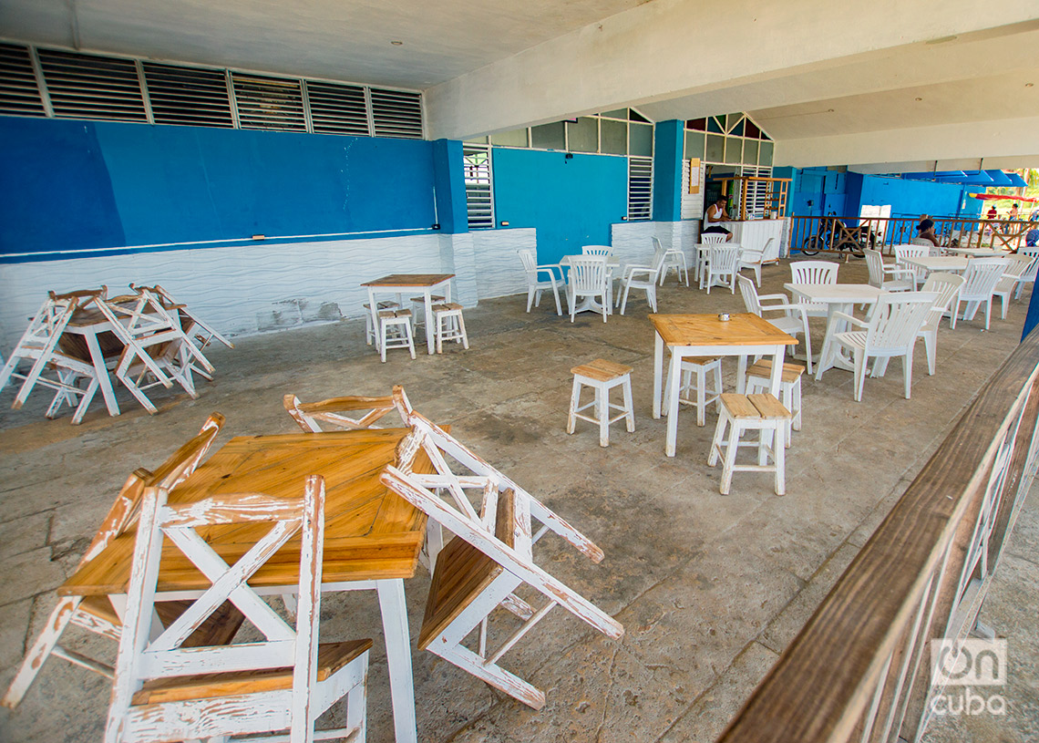 Antigua cafetería en la Playa de Bacuranao, al este de La Habana. Foto: Otmaro Rodríguez.