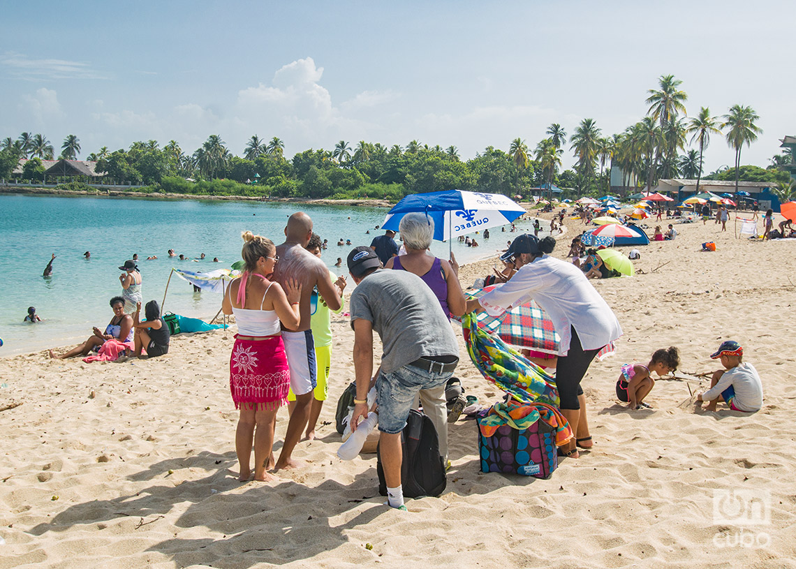 Una familia disfruta de la playa habanera de Bacuranao, en el verano 2024. Foto: Otmaro Rodríguez.