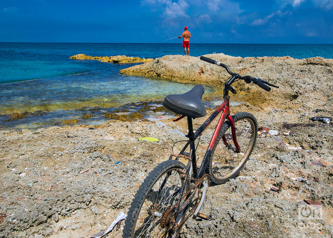 Hombre pescando en la poceta de Bacuranao, en Celimar, La Habana del Este. Foto: Otmaro Rodríguez.