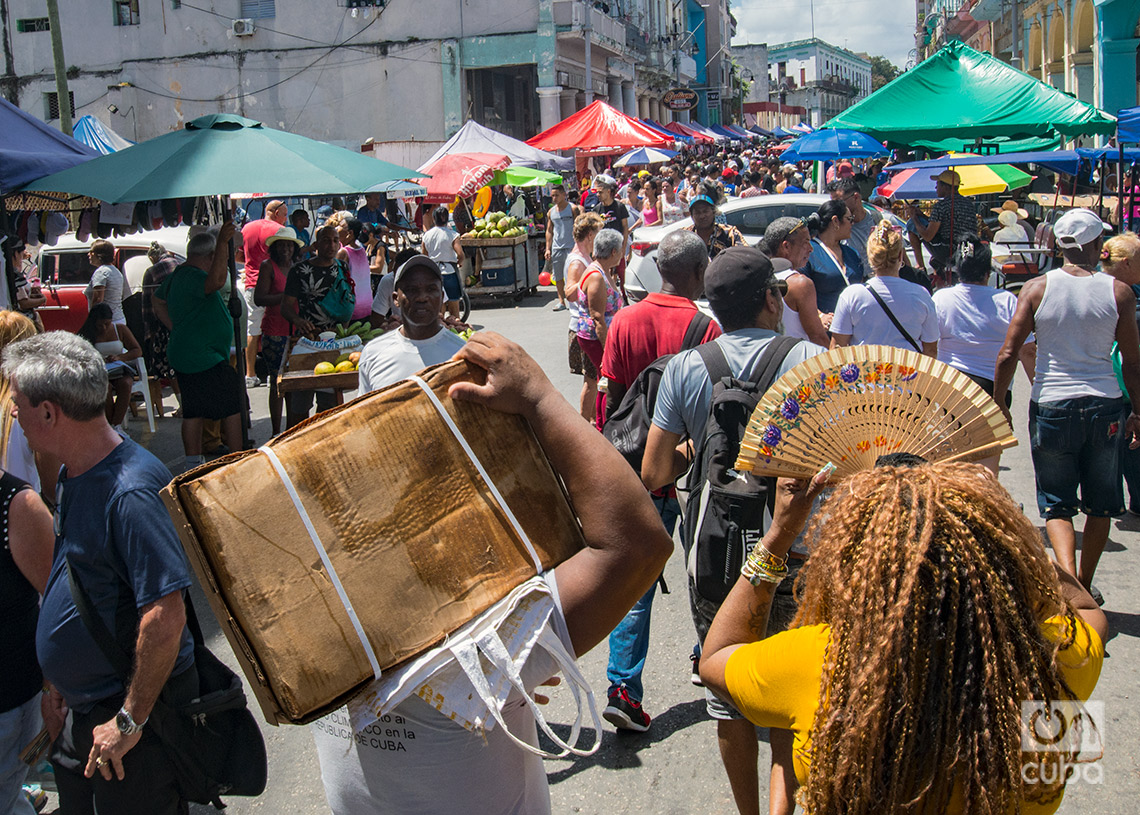 Feria de alimentos y otros productos en La Habana. Foto: Otmaro Rodríguez.