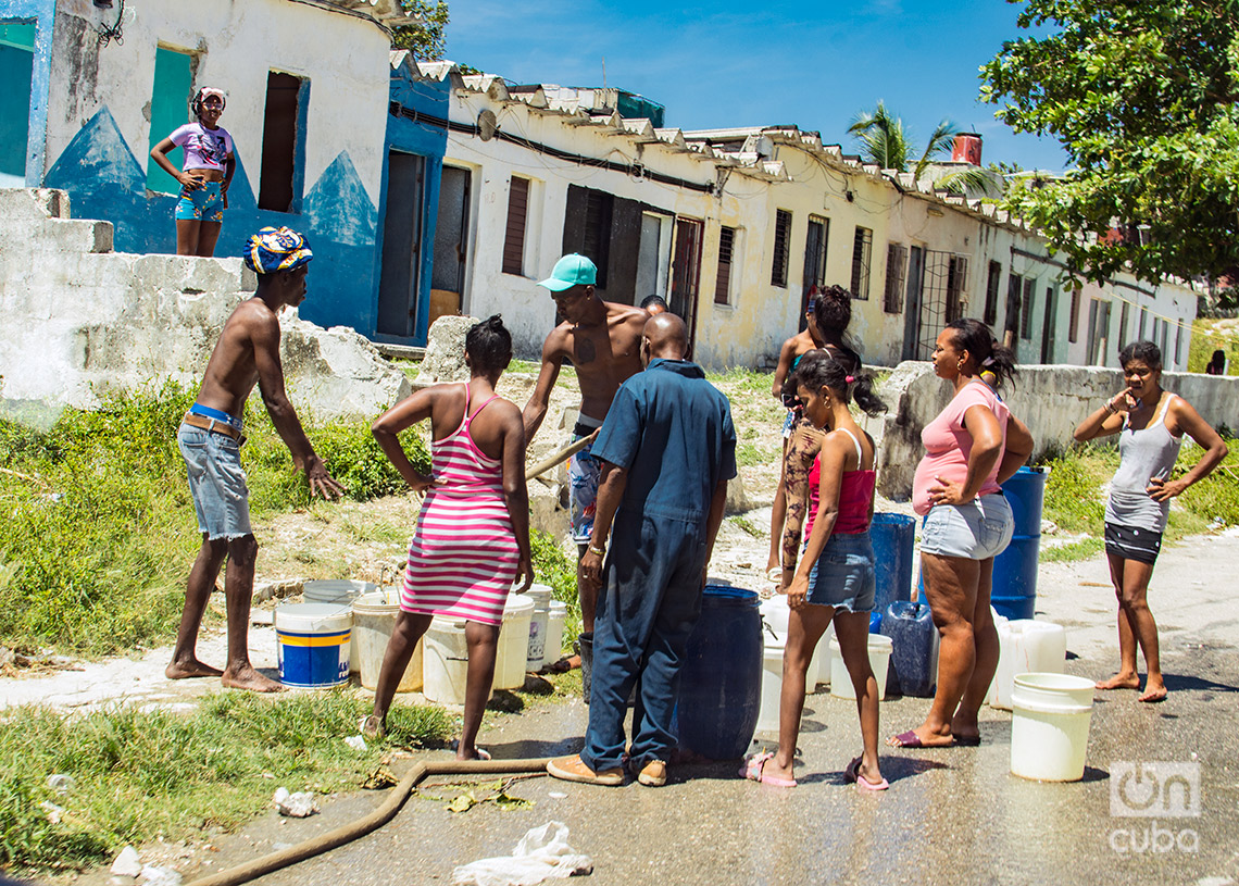 Las dificultades con el abastecimiento de agua también marcaron el verano de 2024. Foto: Otmaro Rodríguez.