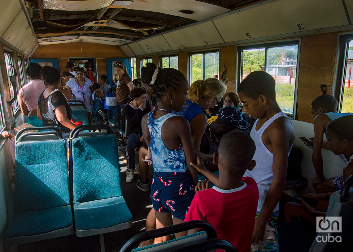 Personas en el tren para las Playas del Este en la Habana, en el verano de 2024. Foto: Otmaro Rodríguez.