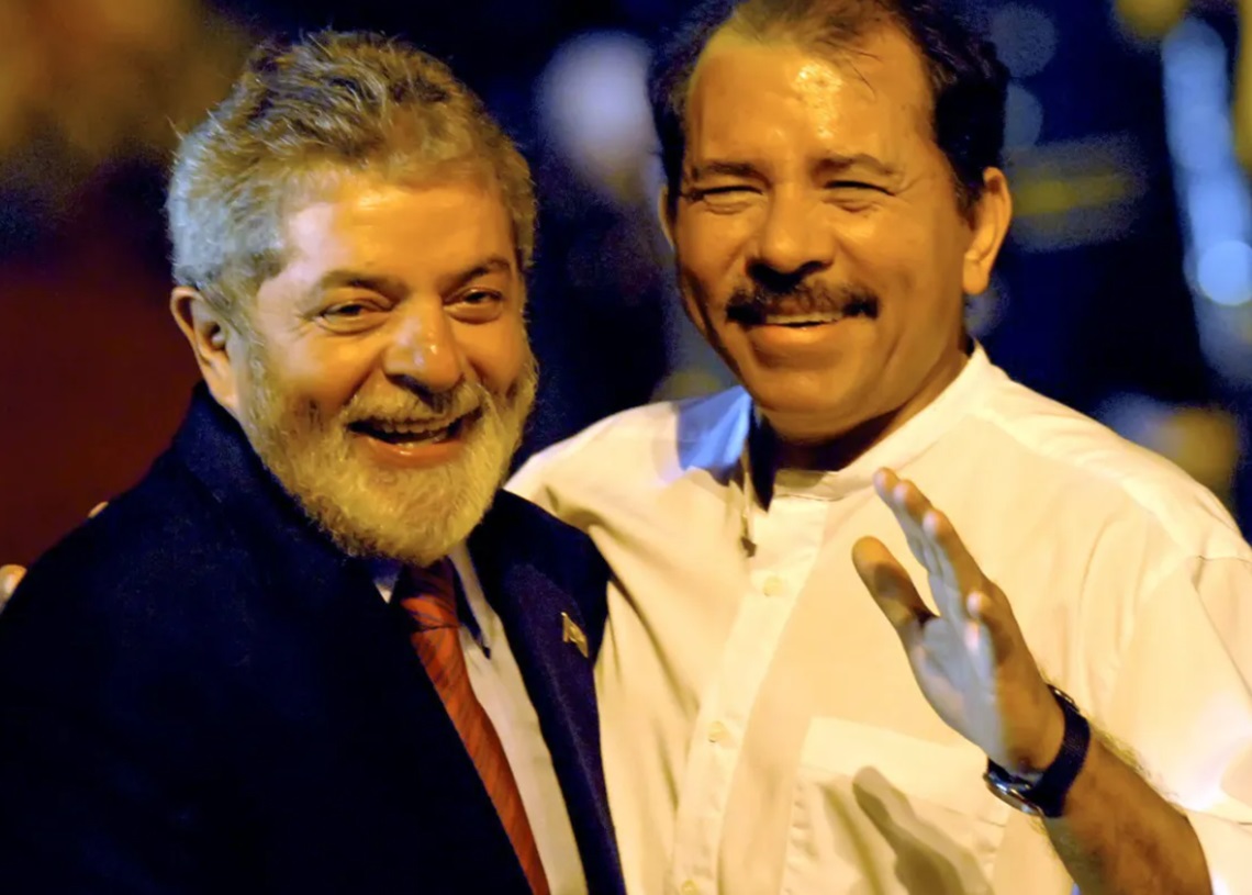 Fotografía de archivo de 2007 en la que se ve a Daniel Ortega (d), presidente de Nicaragua, al saludar a su homologó Luiz Inácio Lula da Silva (i), de Brasil, durante un acto de bienvenida en el Aeropuerto Internacional en Managua. Foto: Mario López / EFE.